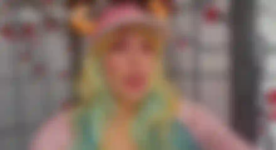 Lucoa versucht es mit einer brustvergrößerung.