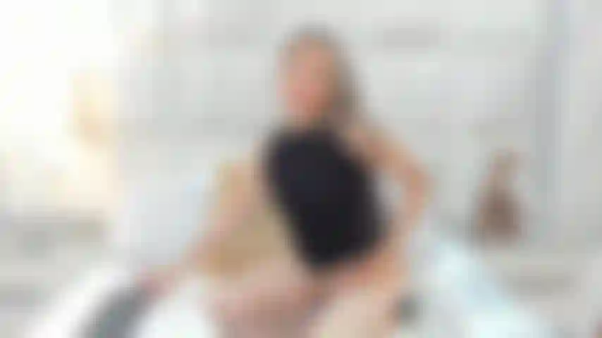 Voll_nacktes_mädchen,_blowjob,_speichel_auf_titten_und_massage_.