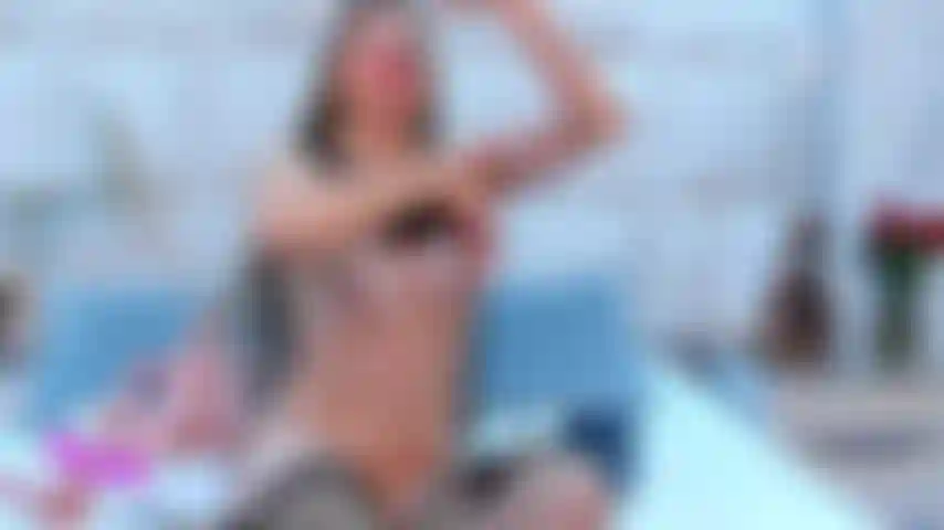 Zeige titten und speichel, werde mit vibrationen und köstlichem stöhnen gefickt.