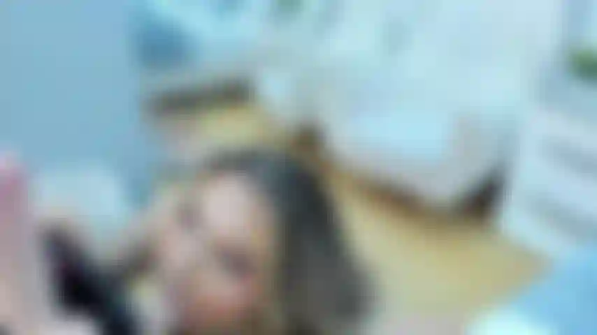 Ein regen aus schwänzen, charlotte lutscht und reitet sie alle.