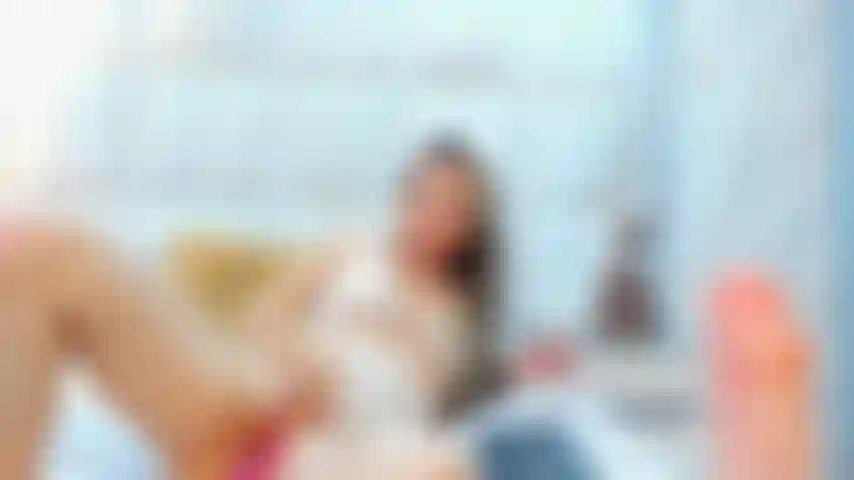 Charlotte mit ihrem dildo.