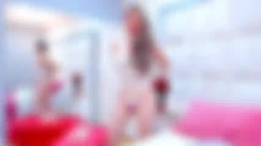 Ein umgekehrtes cowgirl und ihr stöhnen und sexy striptease.