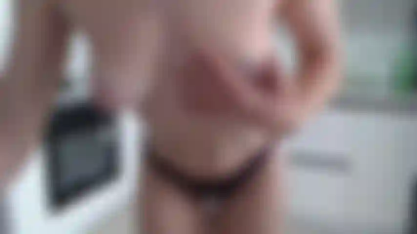 Ziehe mich nackt aus und fingere meine muschi.