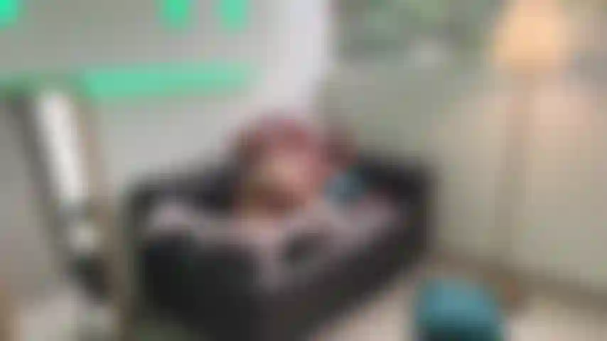 Fick mich hart auf der couch.