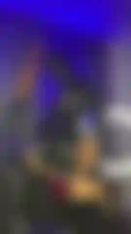 Latex ist meine zweite haut und heute abend werde ich ihre einzige erlaubte fantasie sein.