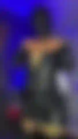 Das geräusch des sich bewegenden latex ist die einzige melodie, die sie hören, während sie meinen befehlen folgen.