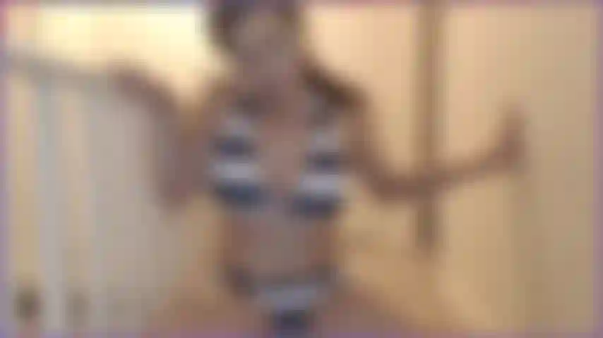 Ich habe trainiert! Und ich bin so stolz auf mich! Tatsächlich bin ich versucht, ein bisschen anzugeben! Ich hole meinen lieblingsbikini raus und lasse dich meinen durchtrainierten körper darin sehen. Was möchtest du als nächstes sehen?