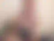 Ich bin so geil, ich muss einfach absteigen! Ich necke dich zuerst mit meinen riesigen titten in meinem rosa bh, mit meinem passenden rosa höschen, das meinen dicken busch bedeckt. Dann kantige ich mich mit meinem lieblingsvibrator. Ich bekomme s.