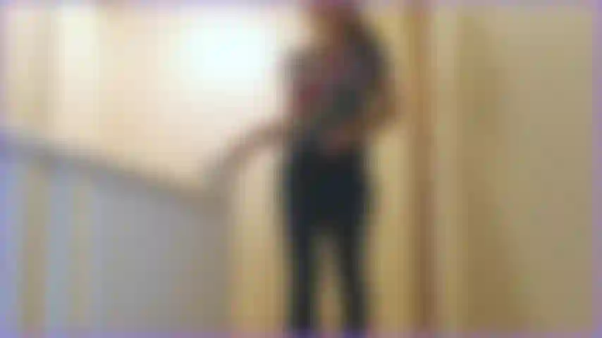 Ich ziehe neckisch meine normale kleidung aus und du bist angenehm überrascht, einen winzigen bikini an mir zu sehen statt bh und höschen! Ich werde ganz heiß, lutsche deinen schwanz und bettle um dein sperma!