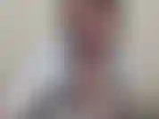 Schau, wie erbärmlich heiß ich bin in dieser hitzewelle! Was mich besser fühlen lässt, ist, kaltes wasser über meine riesigen titten zu gießen und dich dann zu necken! Viel spaß!