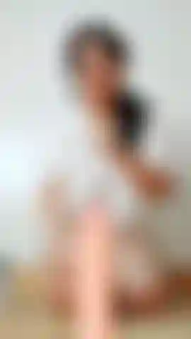 Schlüpfriger natürlicher blowjob im weißen t-shirt.