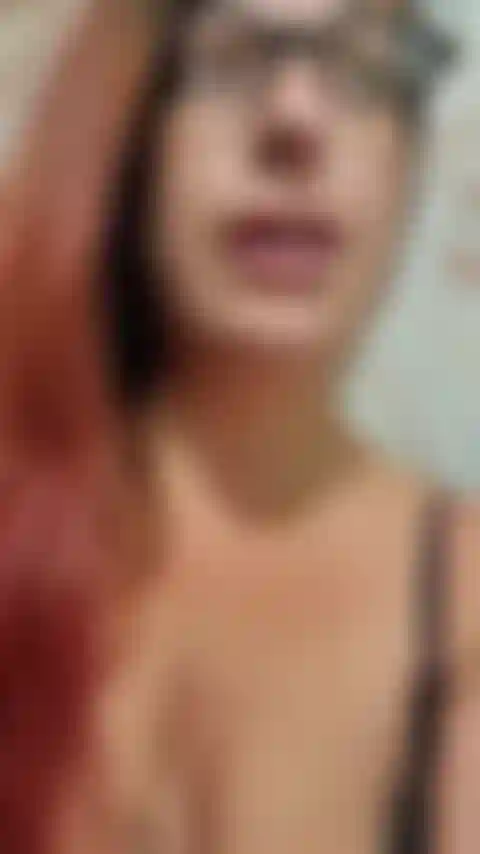 Es ist wochen her, seit ich einen richtigen orgasmus hatte. Ich schleiche mich mitten in der nacht mit zwei guten, alten, treuen freunden ins badezimmer und komme zweimal! Dringend benötigte orgasmen auf jeden fall auch! Du wirst nicht glauben, wie nass und saftig meine muschi ist! Audio!