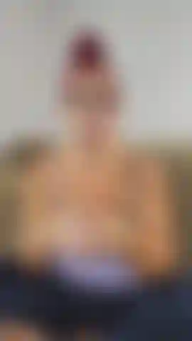 Es ist schon so lange her, dass ich meinen fetten 10-zoll-dildo benutzt habe, um meine muschi zu dehnen! Ich setze mich darauf und reite darauf und vibriere meinen kitzler, während ich abspritze (gutes gesicht und blick auf hängende titten), dann lehne ich mich zurück und ficke mich damit und komme ein zweites mal! Audio!