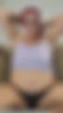 Sieh mir zu, wie ich an meinem großen, dicken 10-zoll-dildo würge, auf meine schwangeren titten und meinen schwangeren bauch spucke und eine riesige sauerei mache! Viel dicke knebelspucke! Am ende gebe ich dir anweisungen zum abspritzen und sage dir, du sollst auf meine zunge spritzen und von spucke triefen! 32 Woche schwanger!