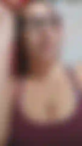 Ich bin seit 9 wochen nicht gekommen und es war zeit! Ich schleiche mich mitten in der nacht ins badezimmer und halte dir meine dicken titten ins gesicht, während ich auf meinem vibrator reite und komme. Dann lege ich mich zurück, spreize meine beine mit meiner sehr haarigen muschi und komme wieder!