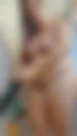 Es ist lange her (fast 2 jahre), seit ich das letzte mal zeit hatte, in ruhe und frieden zu duschen. Ich habe die situation ausgenutzt und darauf geachtet, meinen kitzler sehr gut mit dem duschkopf zu reinigen.... Audio!