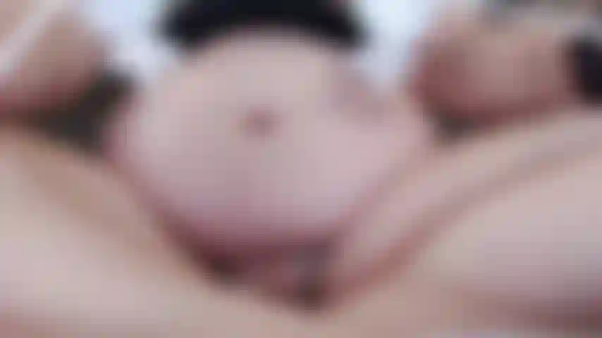 Milchpumpe teil nr. 2 Nahaufnahmen meiner abgepumpten brustwarzen und ich benutze meine auffangflaschen nicht, sodass sie zusehen können, wie die milch ausläuft, während ich ablasse und eine schöne große sauerei mit milch anrichte!! Perfektes video für milch-/muttermilch-fanatiker!