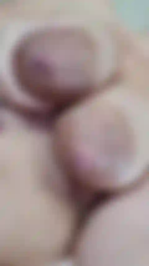 Meine titten waren so voll, dass ich etwas druck ablassen musste! Schau mir zu, wie ich etwas milch aus meinen vollen titten presse ;).