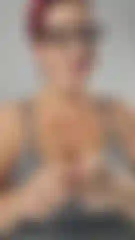 Brendan wollte, dass ich seinen schwanz reite, nachdem ich mich ausgezogen und meinen hochschwangeren bauch gezeigt habe! Ich sitze auf seinem schwanz und reite ihn und rede davon, sein ganzes sperma mit meiner cremigen schwangeren muschi herauszumelken, während ich mit ihm in mir komme! 38. In der schwangerschaftswoche.