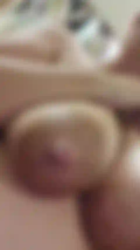 Ich benutze meinen 10-zoll-dildo zum ersten mal seit meiner geburt vor 3 monaten! Schau mir zu, wie ich meine nippel lecke und lutsche und milch aussauge, meine muschi mit dem spielzeug ficke und mich zum abspritzen bringe, während ich überall milch spritze und eine große sauerei mache! - Audio!