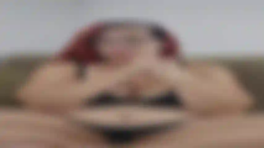 Ich musste unbedingt kommen, weil es wochen her war, seit ich es das letzte mal aufgenommen hatte, und ich dachte, es würde kurz sein, aber es steigerte sich zu einem orgasmus, der so intensiv war, dass ich schwitzte!! ( Audio!).