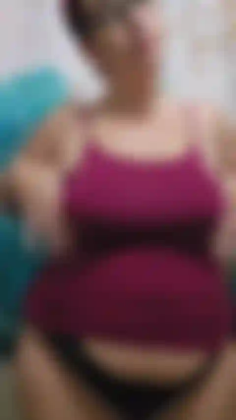 Ich zeige meine riesigen titten nach der geburt. Dann lege ich mich hin und bringe dich dazu, auf mich zu steigen und mich im pov-missionarsstil zu ficken, damit du zusehen kannst, wie meine riesigen vollen titten herumhüpfen, als würdest du mich ficken und davon reden, mich wieder zu schwängern!