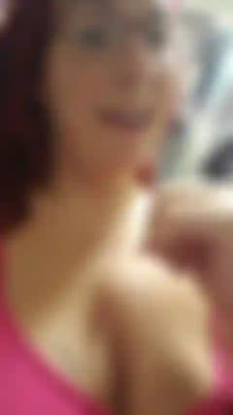 23 Wochen schwanger - schlampiger würgen-blowjob und spucken über meine titten und meinen bauch. Ich habe dieses video in meinem 'büro' mit meinem handy aufgenommen, also hat es ton :).