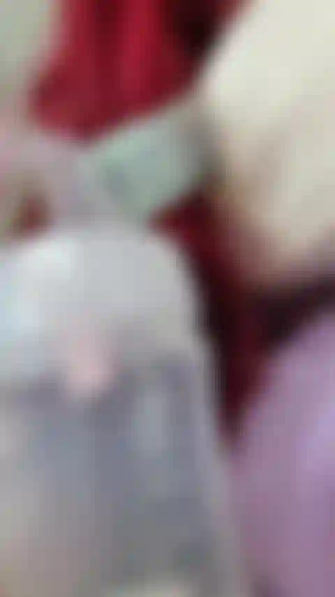 Habe morgens einen kleinen clip vom abpumpen meiner titten aufgenommen ;) schau zu, wie sich meine titten in die pumpe fallen lassen!