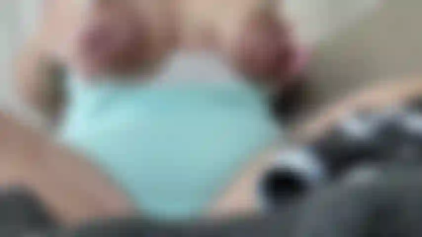 Meine titten waren supervoll und ich musste mich etwas entladen. Wie ich muttermilch herausspritze, um den druck etwas zu lindern!