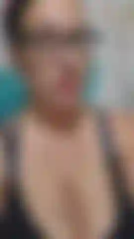 Ich habe meinen winzigen kleinen schwarzen vibrator gefunden! Ich hatte ihn so lange vermisst. Dieser starke kleine sauger bringt mich immer so schnell zum kommen, aber ich wollte mich selbst zum höhepunkt bringen. Als ich endlich kam, wollte ich nicht aufhören, also machte ich weiter, weil es sich so gut anfühlte und ich wieder kam!