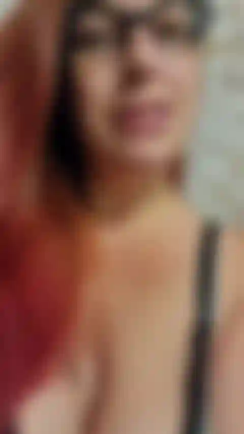 Spritze milch und sauge sie aus, während ich davon rede, wie du an mir stillst. Ich reibe meine titten mit öl ein und das macht mich an, also ziehe ich mich aus und masturbiere, während ich milch spritze, bis ich komme! Audio!