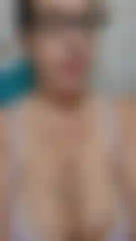 Es ist silvester und der champagner floss in strömen. Ich wünschte, du wärst bei mir und würdest mir helfen, meine titten zu leeren, während ich deinen schwanz leere. Ich rede schmutzig, während ich mit meiner supernassen muschi spiele und milch für dich spritze und um deine ladung sperma bettele! ( Audio!).