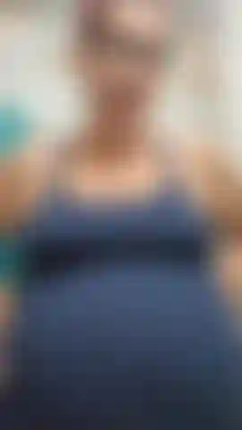 Mache tom zu meiner schwanzliebenden hure! Ich ziehe meinen größten strapon an und zwinge ihn, auf die knie zu gehen und ihn wie ein braver junge zu lutschen. Dann belohne ich ihn, indem ich ihn in den arsch ficke. Dann lasse ich ihn seinen schwanz streicheln und meinen schwangeren bauch vollspritzen! 38 Weeks.