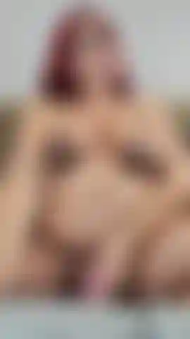 Es ist so lange her, dass ich meinen lila vibrator benutzt habe! Ich benutze ihn zum ersten mal seit langer zeit wieder! Ich vibriere meine muschi und komme richtig heftig und peinlich schnell! Tolle aussicht auf meinen schwangeren bauch/meine schwangeren titten und natürlich mein vollbusiges gesicht in diesem hier! 35 Wochen!