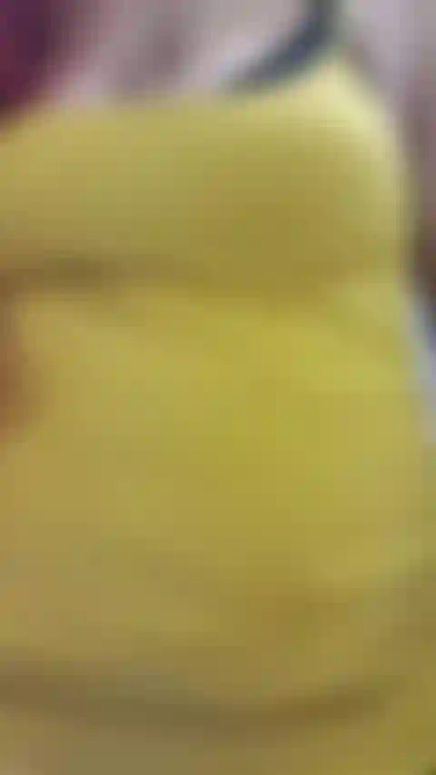 Schau mir zu, wie ich dich necke, wenn ich einen superkurzen rock mit meinem riesigen 50-zoll-hintern und ohne höschen trage! Ich beuge mich vor, hüpfe mit meinem hintern, drehe mich um, um meine titten herauszuholen und sie auch hüpfen zu lassen, während ich dir freude bereite und dich überall zum platzen bringe! Audio!