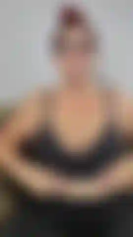 Sinnliches lecken und saugen an den brustwarzen wird zu einem schönen, schlampigen, würgenden blowjob mit spucke über meinen ganzen körper und meine titten. Am ende bitte ich dich, meine titten mit einer großen ladung sperma zu bedecken! Audio!