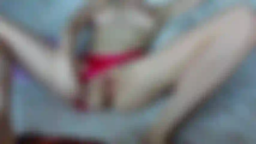 Ein vollbusiger teenager kämpft darum, ein neues spielzeug in ihre engen löcher zu stecken.