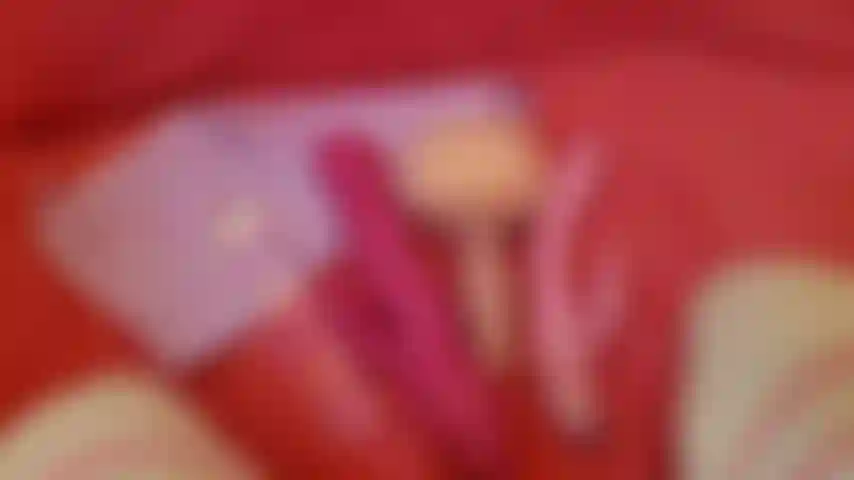 Ein geiles schulmädchen in strümpfen, das mit all ihren analspielzeugen spielt!!