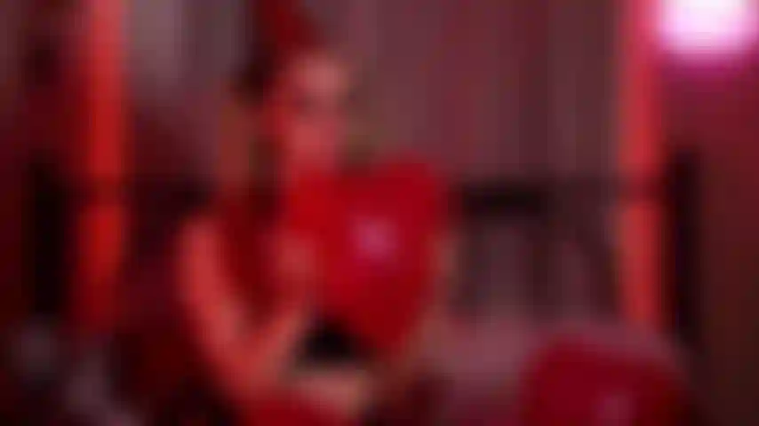 Cherry, der clown, lässt luftballons mit ihrem hintern platzen!