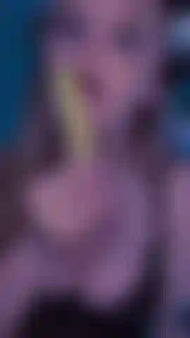 Schau mir zu, wie ich ein eis in katzenohren lutsche und lecke!