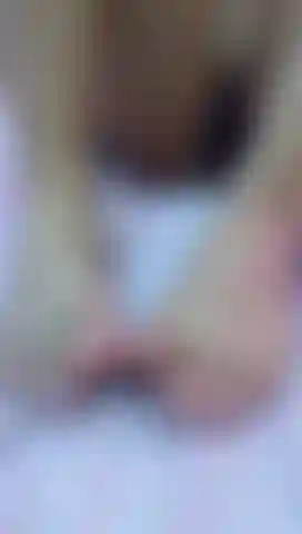 Schwanzmasturbation mit füßen.