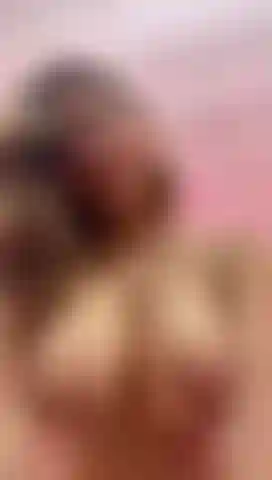 Mit wippenden titten.