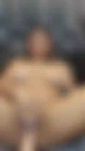 Habe eine behaarte muschi und masturbiere und penetriere mit maschinen.