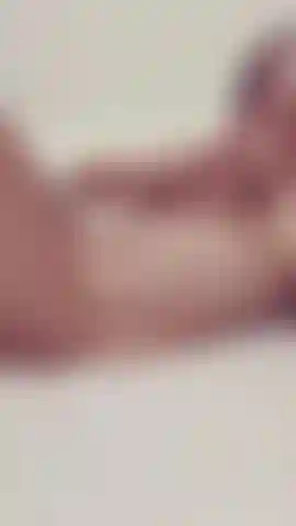 Die meinen kostbaren arsch fingert.