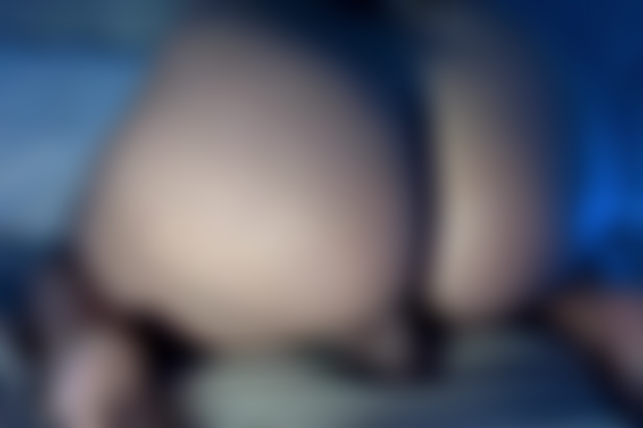 Pawg reitet dildo – toller arsch, fester griff, feuchte muschi.