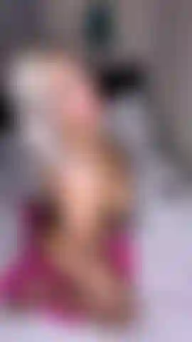 Schau zu, wie eine wunderschöne blonde ts ihren großen schwanz wichst 💕.