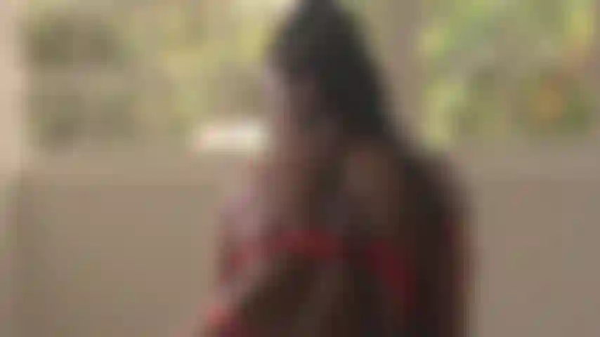 Ein heißes mädchen in nackten dessous.