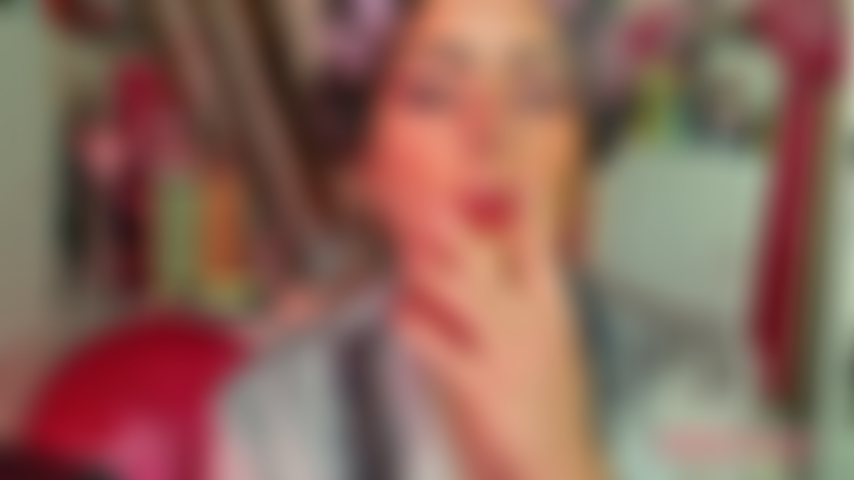 Eine stiefmutter, die mit lockenwicklern raucht.