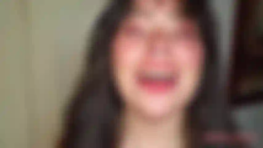 Zeige meine lange, fleischige zunge.