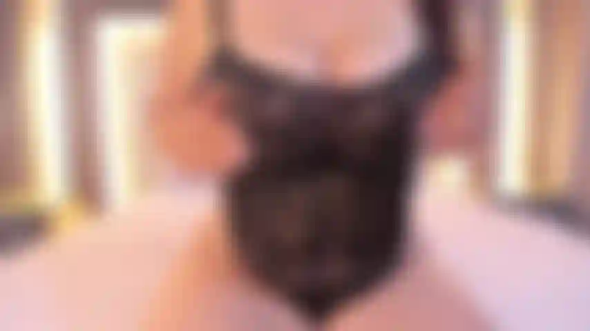 Das mädchen nutzt ihre riesigen titten und ihre heiße muschi als mittel zur lust!